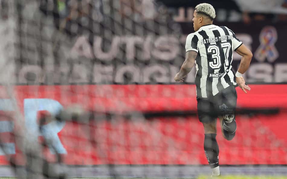 Matheus Martins celebra primeiros gols pelo Botafogo e pondera peso do resultado na decisão pela Libertadores: 'Aumenta a cobrança'