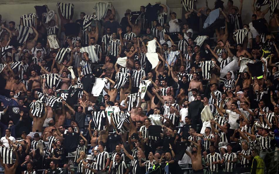 Torcedor do Palmeiras mostra genitália para torcedora do Botafogo