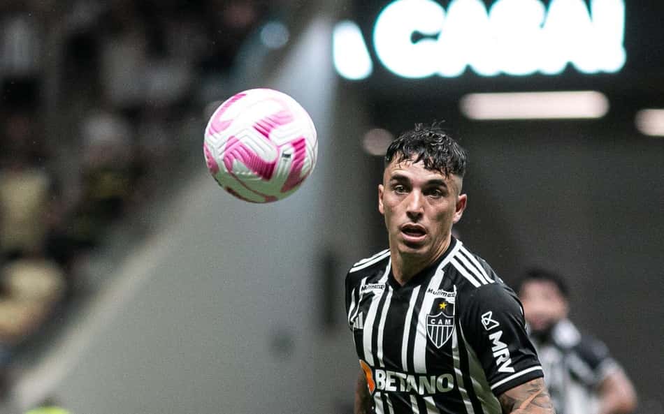 Torcedores do Atlético-MG criticam Saravia, após falha: 'Foi juvenil'