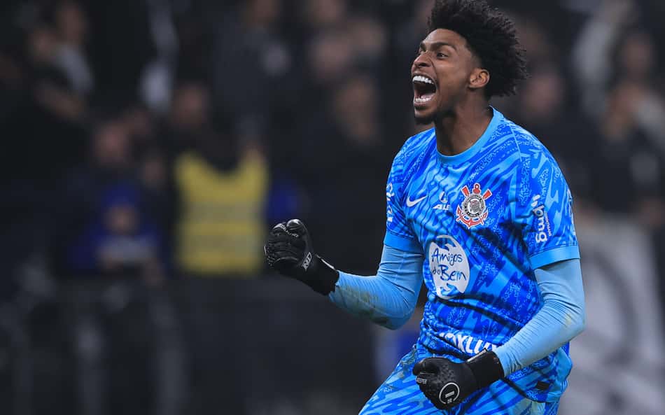 Hugo Souza rasga elogios ao elenco após vitória do Corinthians na Sul-Americana