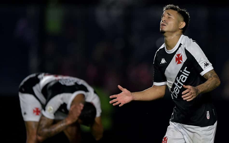 Técnico do Vasco explica substituição de Adson: 'Tem jogado no limite da dor'