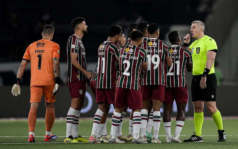 Jornalista se revolta em Vasco x Fluminense: 'Maior roubo de todos os tempos'