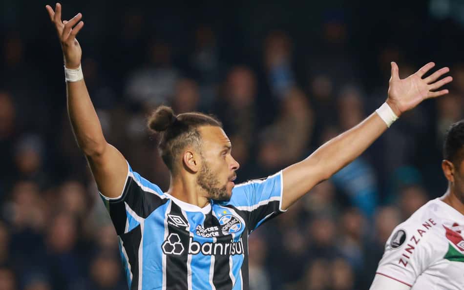 Grêmio chega em Caxias do Sul com Diego Costa e apenas três titulares; veja relacionados
