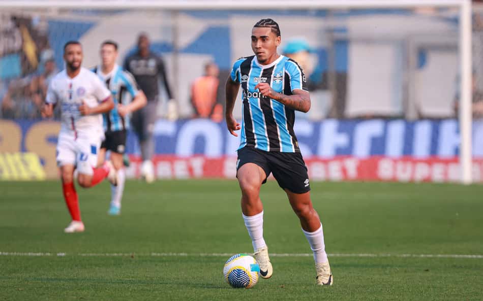 Volante do Grêmio sofre fratura no dedo e será desfalque no Campeonato Brasileiro