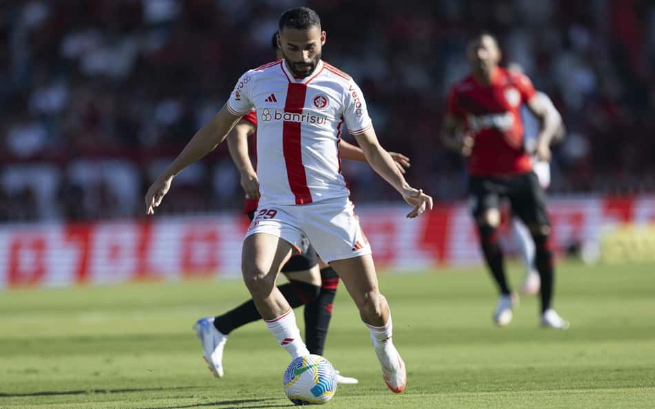 Erro no gol do Atlético-GO rende críticas a jogador do Internacional: 'imperdoável'