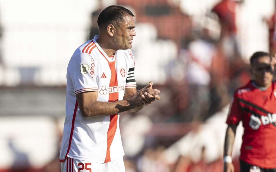 Zagueiro do Internacional lamenta para o Atlético-GO: 'Não fizemos nada que o nosso treinador pediu'