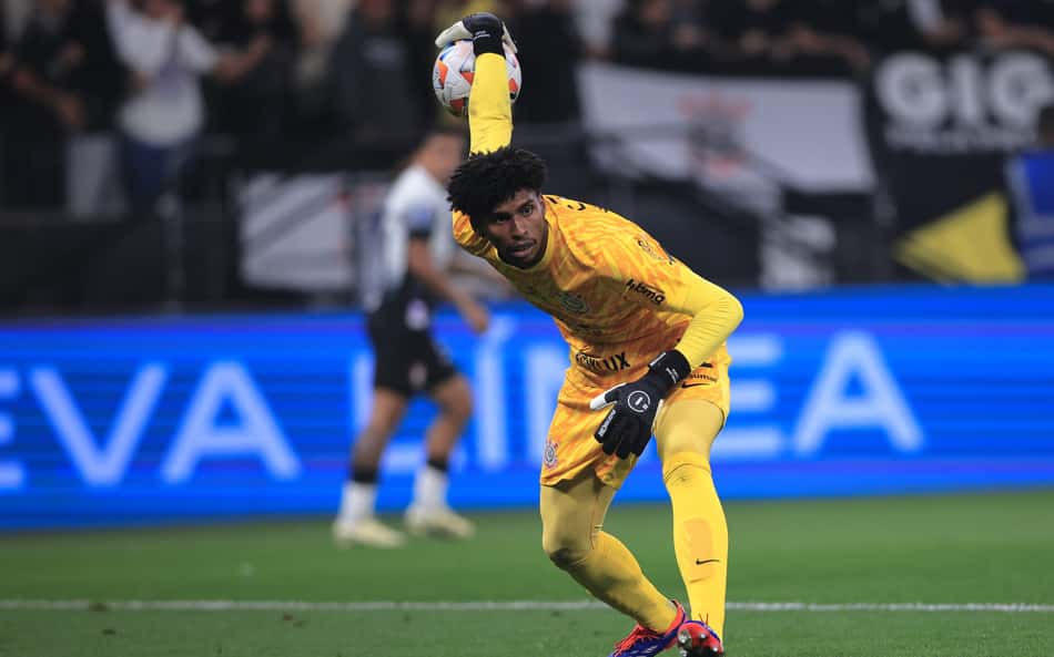 Herói na Sul-Americana, Hugo Souza chora e define vitória do Corinthians nos pênaltis como 'mais importante da vida'