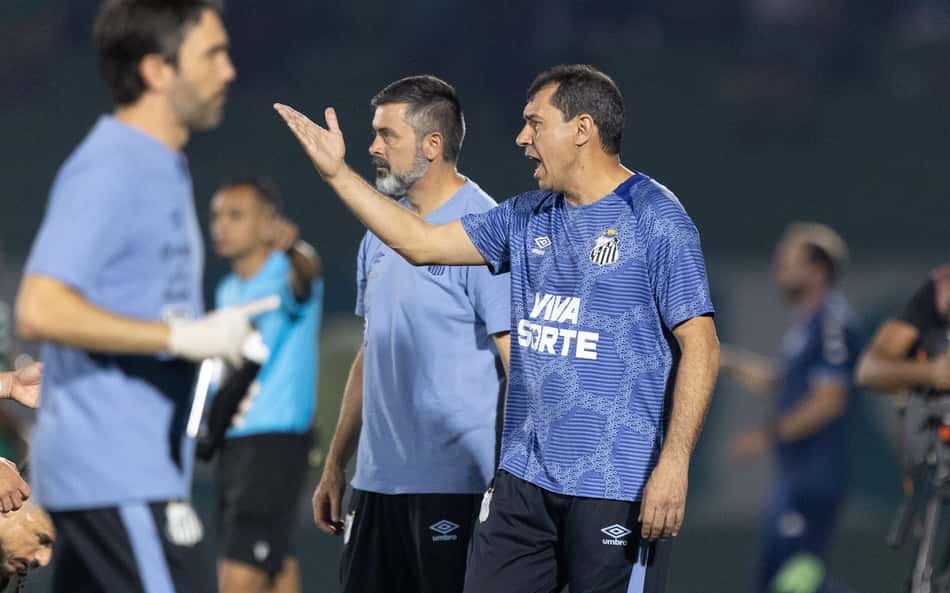 Fábio Carille avalia empate do Santos diante do lanterna Guarani: 'Temos que comemorar o ponto'