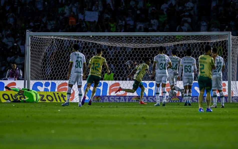 Jornalista questiona pênalti para o Palmeiras: 'Vergonha da arbitragem brasileira'