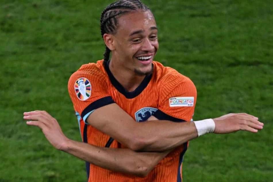 Xavi Simons em ação pela Holanda (Foto: Kirill KUDRYAVTSEV / AFP)