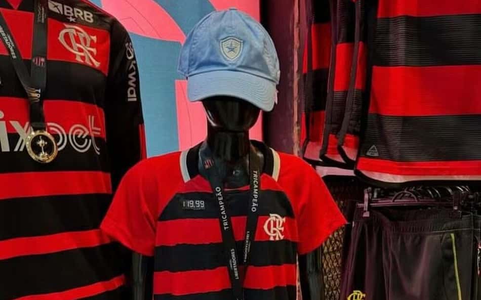 Textor brinca com foto de uniforme do Flamengo com boné do Botafogo: 'Todo mundo ama'