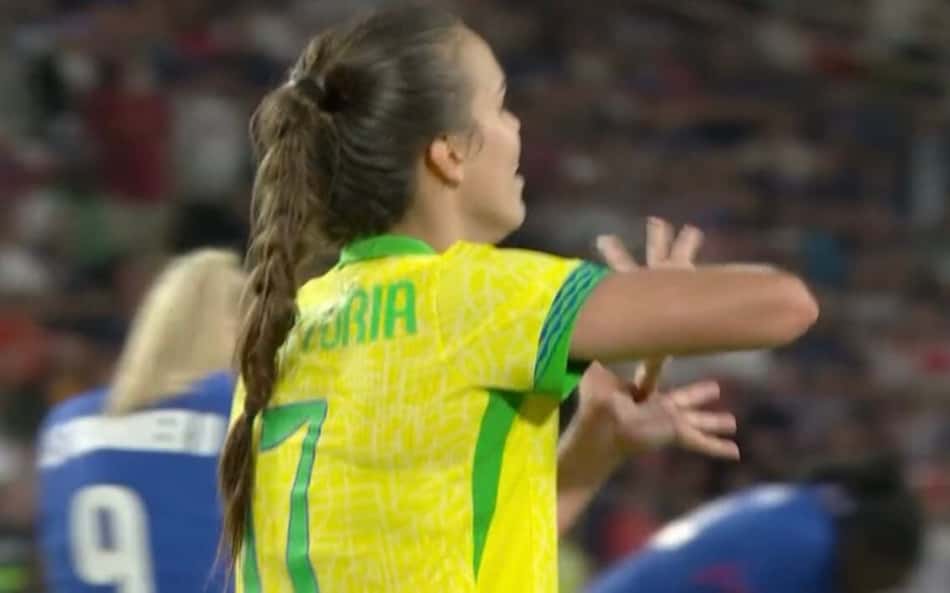 Atleta da Seleção Brasileira protesta contra a arbitragem e web reage: 'Que roubo'