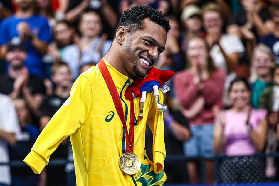 Gabrielzinho pousa para foto com medalha de ouro e mascote das Paralimpíadas (Foto: Wander Roberto/CPB)
