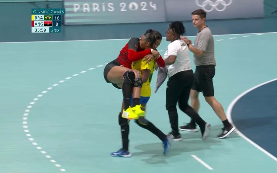 Jogadora de handebol do Brasil carrega adversária lesionada no colo durante jogo, e web repercute: 'Imagem das Olimpíadas'