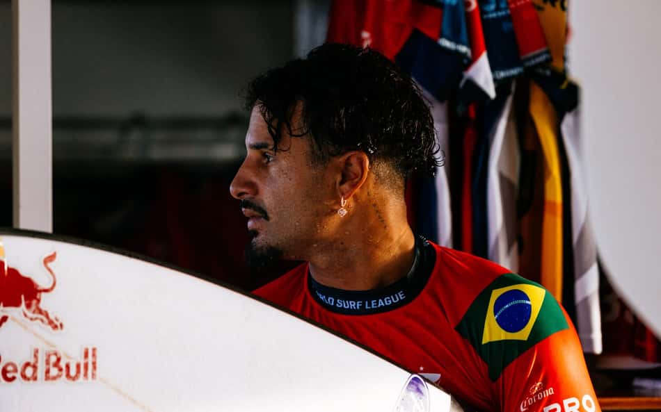 Ítalo Ferreira está no Finals da WSL após queda de Yago Dora nas quartas de final de Fiji