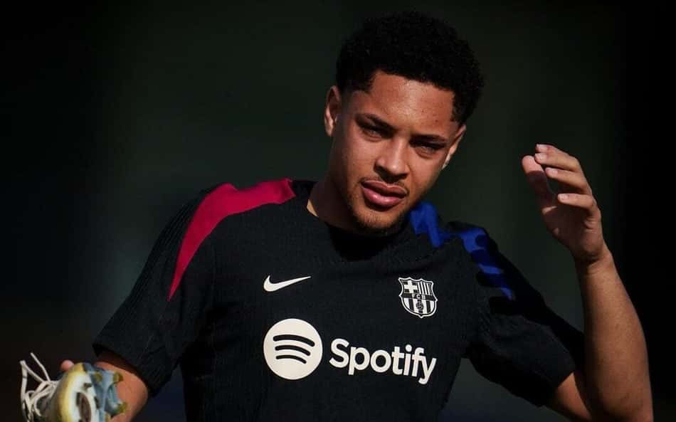 Vitor Roque fica perto de definir futuro no Barcelona, diz jornalista