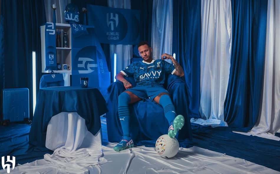 Neymar posa em lançamento do novo uniforme do Al-Hilal