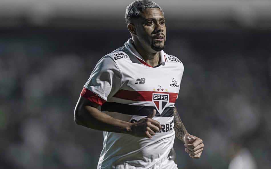 Wellington-Rato-jogador-do-Sao-Paulo-com-camisa-patrocinada-por-Viva-Sorte-scaled-aspect-ratio-512-320