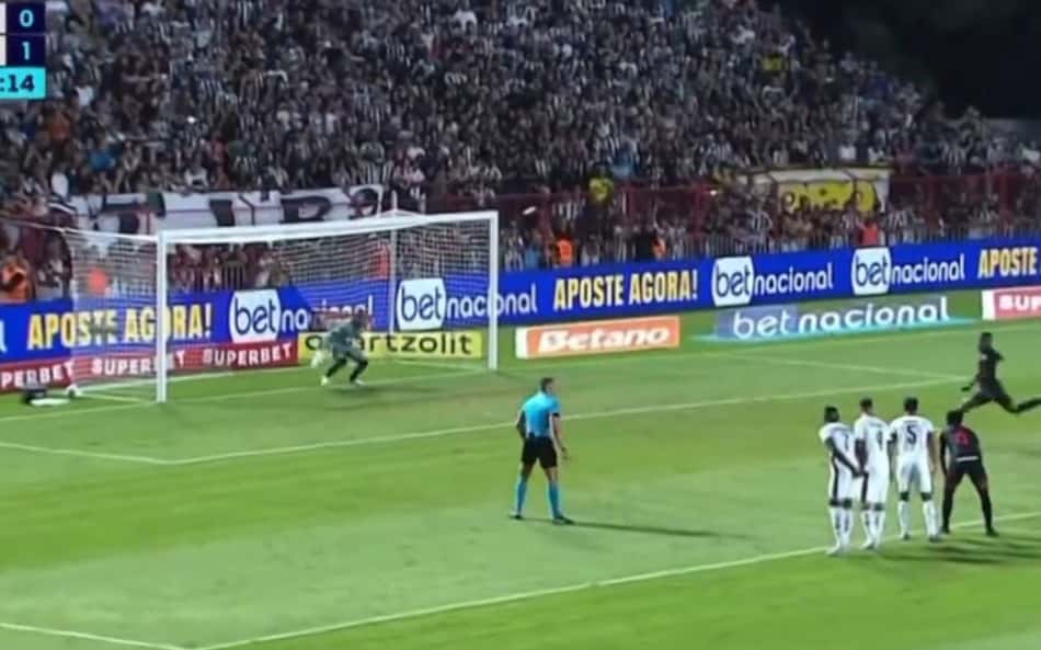 Torcedores do Botafogo não perdoam defensor após gol do Atlético-GO: 'Não faz uma pra Deus ver'