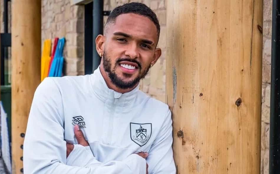 Botafogo faz proposta por Vitinho, lateral do Burnley