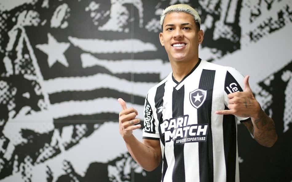 Botafogo apresenta Matheus Martins: 'Muito feliz de vestir essa camisa gigante do futebol'