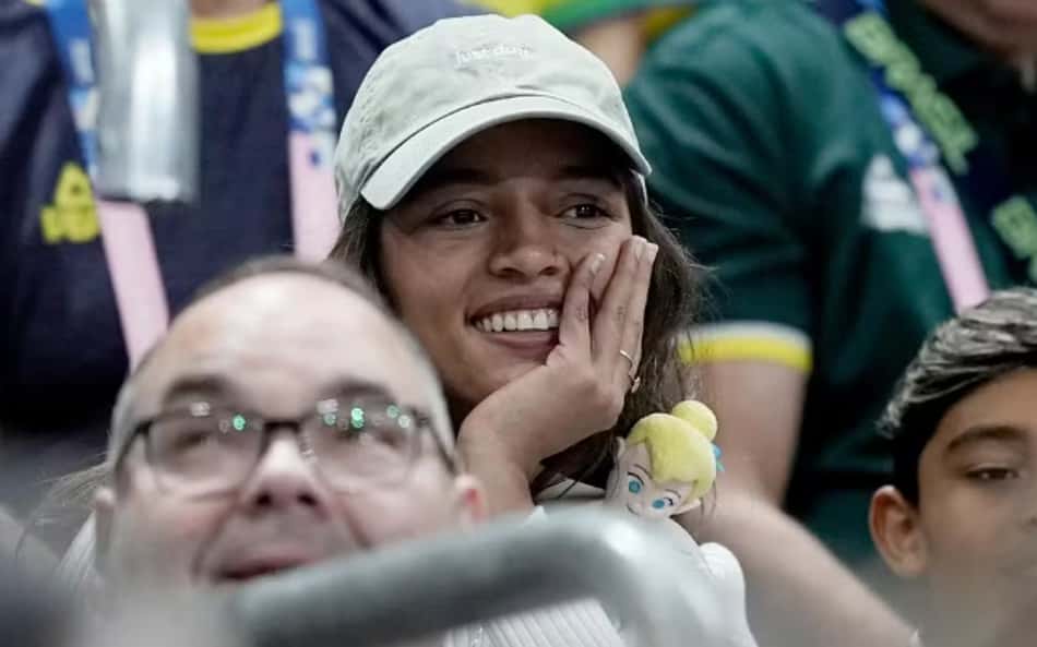 Rayssa Leal revive 'Fadinha' em passeios com boneca em Paris; veja