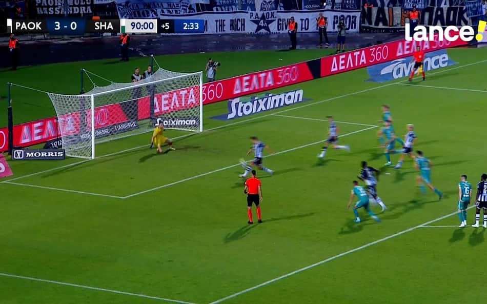 Atacante do PAOK perde gol inacreditável pela Europa League; veja vídeo