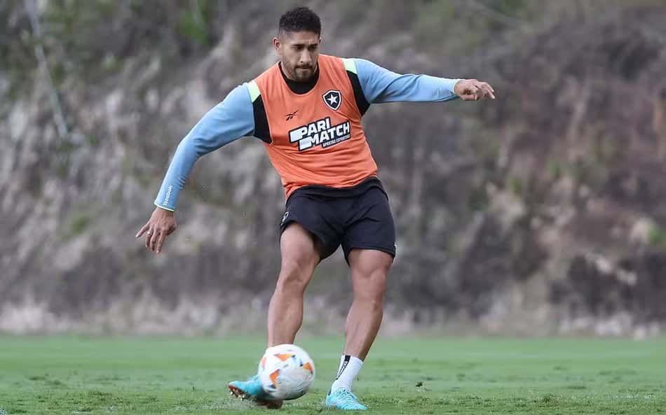 Negociando com Adryelson, Botafogo pode ter reforço "caseiro" para a zaga