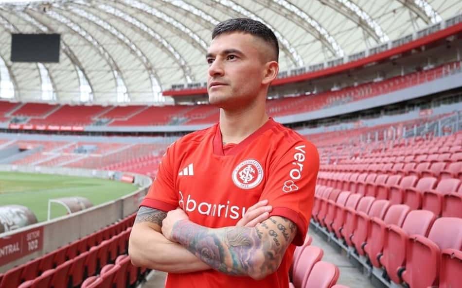 Internacional rescinde contrato com volante que disputou Copa do Mundo no Brasil