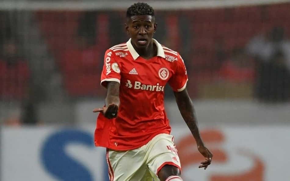 Internacional encaminha venda de Vitão ao futebol europeu e não relaciona zagueiro contra o Athletico