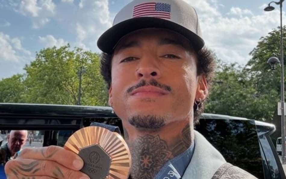 Skatista mostra desgaste de medalha olímpica de Paris: 'Não tem qualidade'