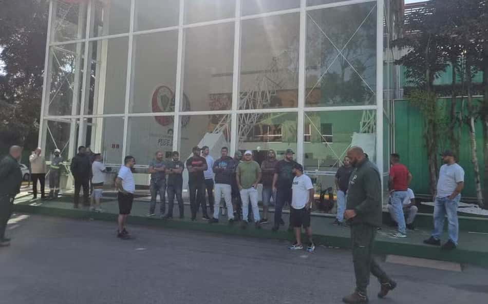Membros de organizada do Palmeiras invadem CT após derrota para o Flamengo