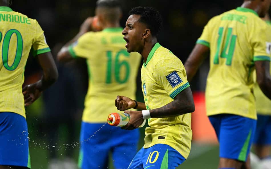 Torcedores exaltam Rodrygo após golaço em Brasil x Equador: 'Bola de ouro'