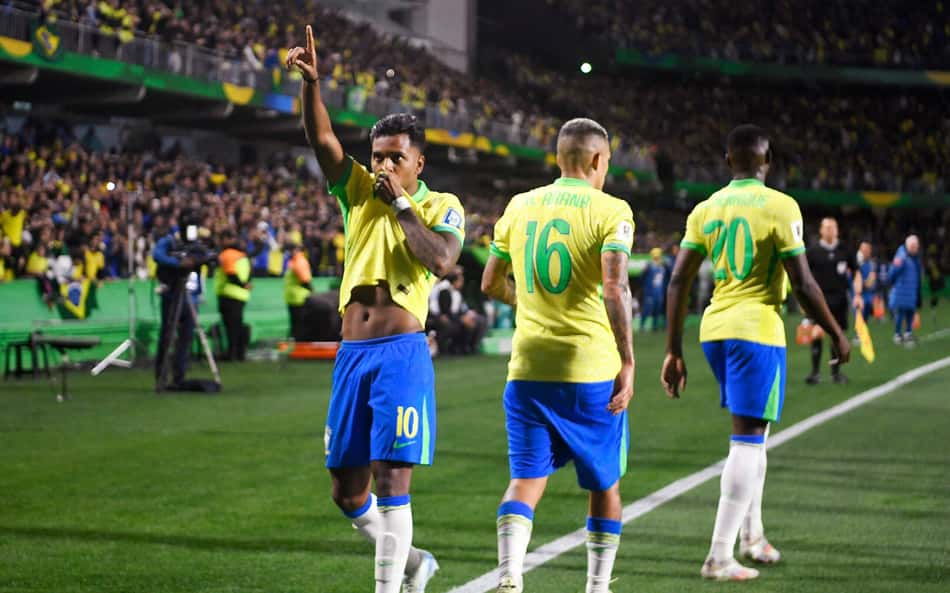 Jornalista faz declaração polêmica sobre Rodrygo: 'Tem entregado mais que Vini'