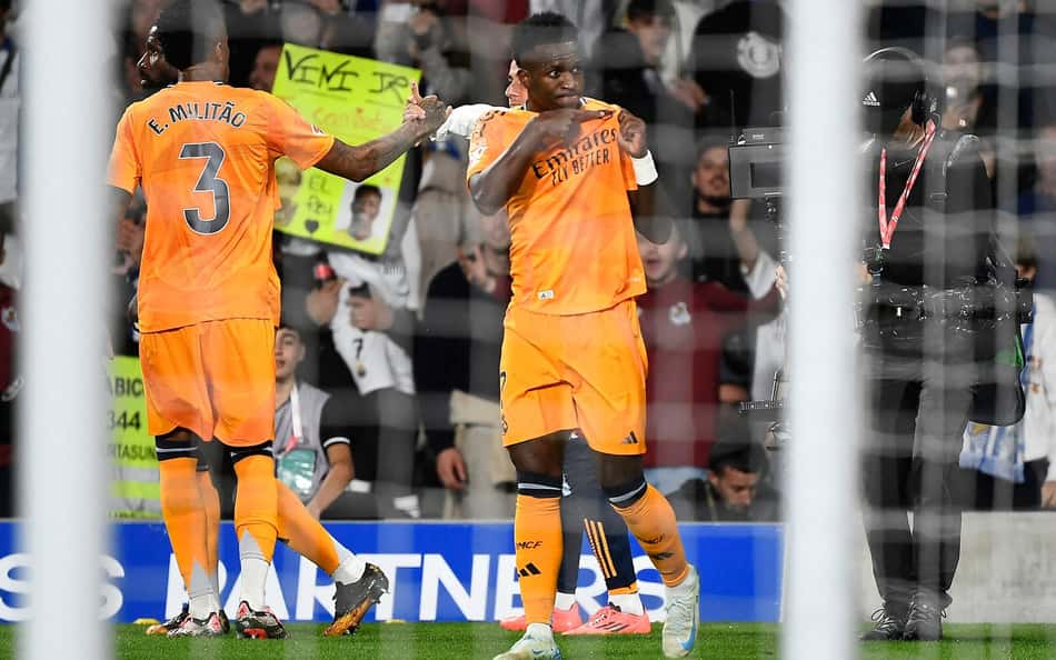 Vini Jr e Mbappé marcam de pênalti, e Real Madrid vence o Real Sociedad no Campeonato Espanhol