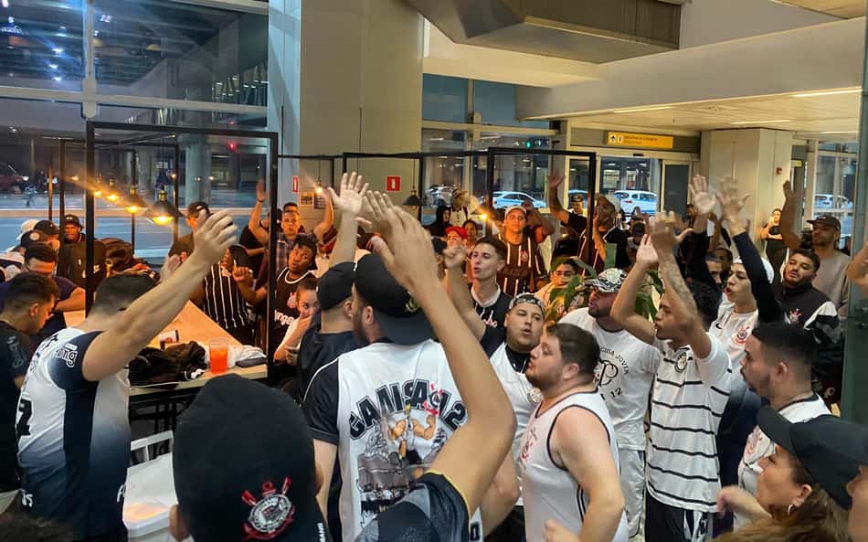 Torcedores do Corinthians fazem festa no aeroporto à espera de Depay