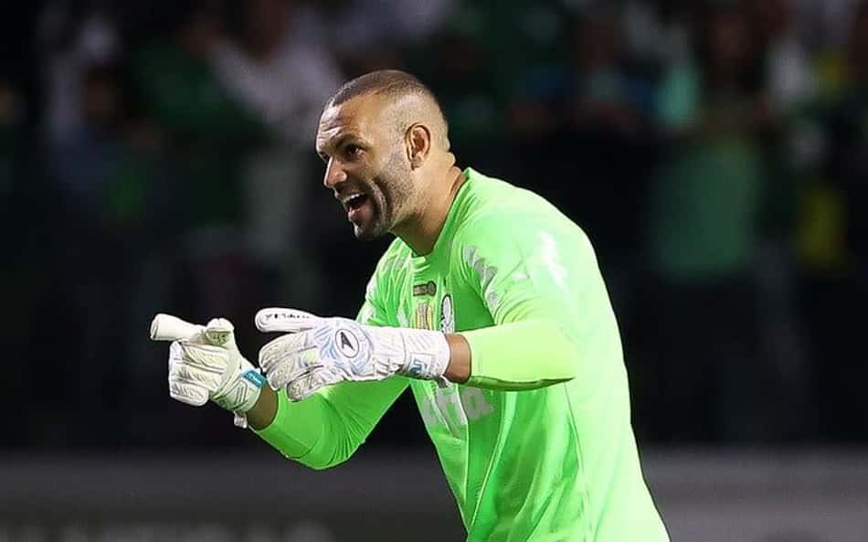 Após grande atuação contra o Vasco, goleiro Weverton projeta: 'Agora faltam mais onze finais'