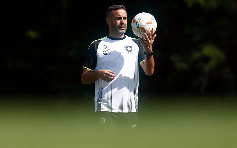 Botafogo tem retorno de promessa após cinco meses lesionado