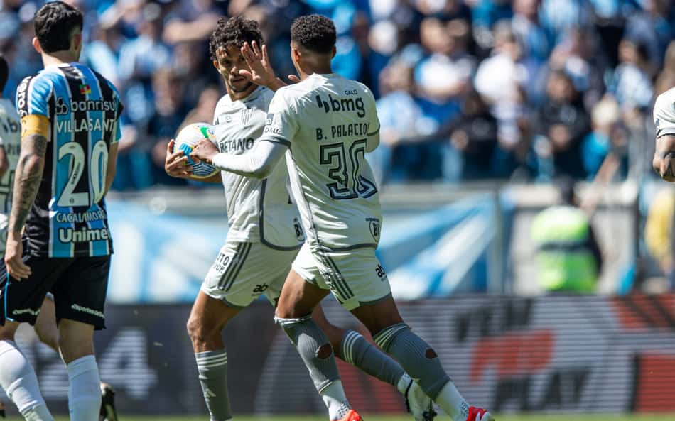 Grêmio abre dois de vantagem, mas Atlético vira no último minuto em retorno à Arena