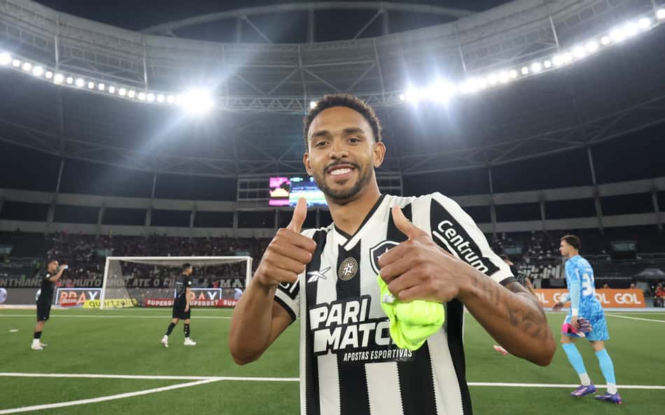 Vitinho revela dificuldade no sintético e exalta torcida do Botafogo: 'Fiquei arrepiado'