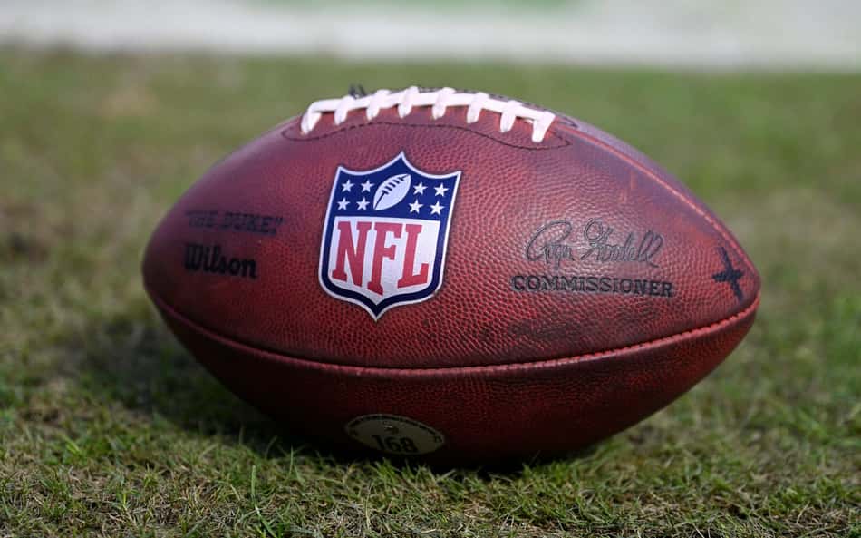 Astro da NFL vai preso antes de jogo, é liberado e comemora touchdown 'algemado'