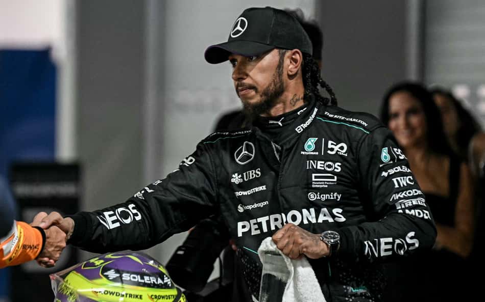 'Questiono por que faço isso': Hamilton mostra frustração no rádio em Singapura