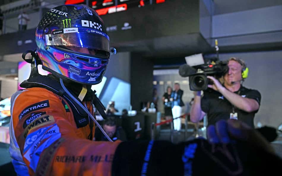 Norris espanta 'maldição da largada' e vence em Singapura de ponta a ponta; Verstappen é 2º