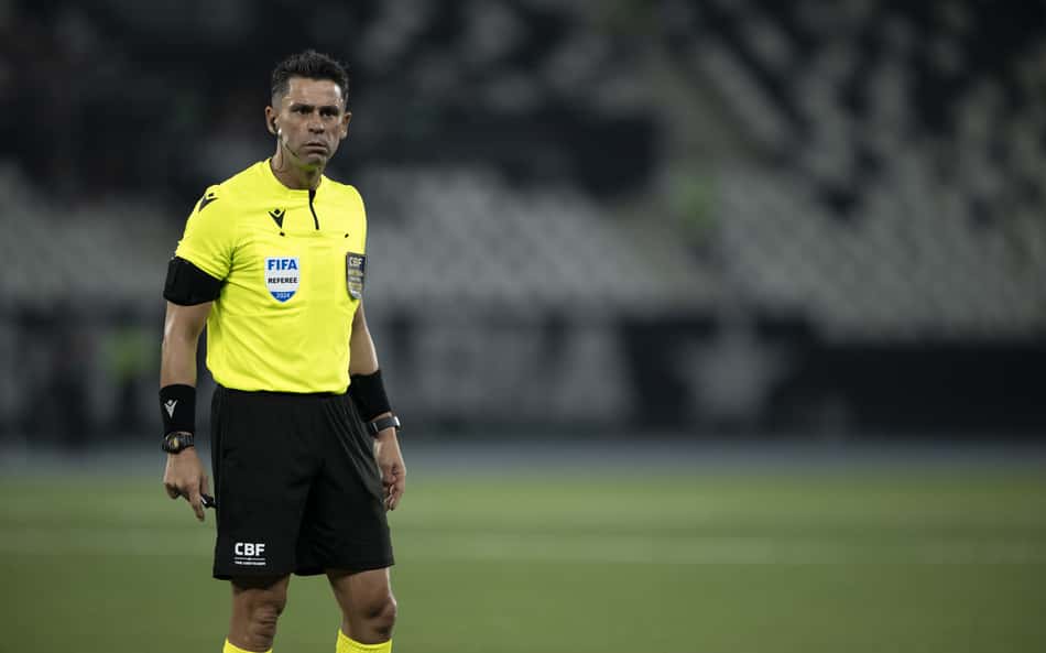 Jogador do Fortaleza ataca arbitragem do Brasileirão: 'Difícil time do Nordeste brigar'