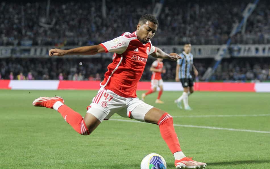 Gustavo Prado, do Internacional, marca primeiro gol como profissional e explica o lance: 'Fechar o lixo'