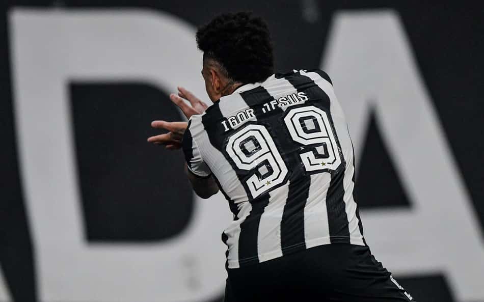 Torcedor viraliza ao comparar gol de Igor Jesus com lances históricos de Copas