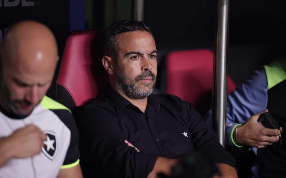 Torcedores do Botafogo criticam Artur Jorge por pouca minutagem de medalhão: 'Completamente maluco'