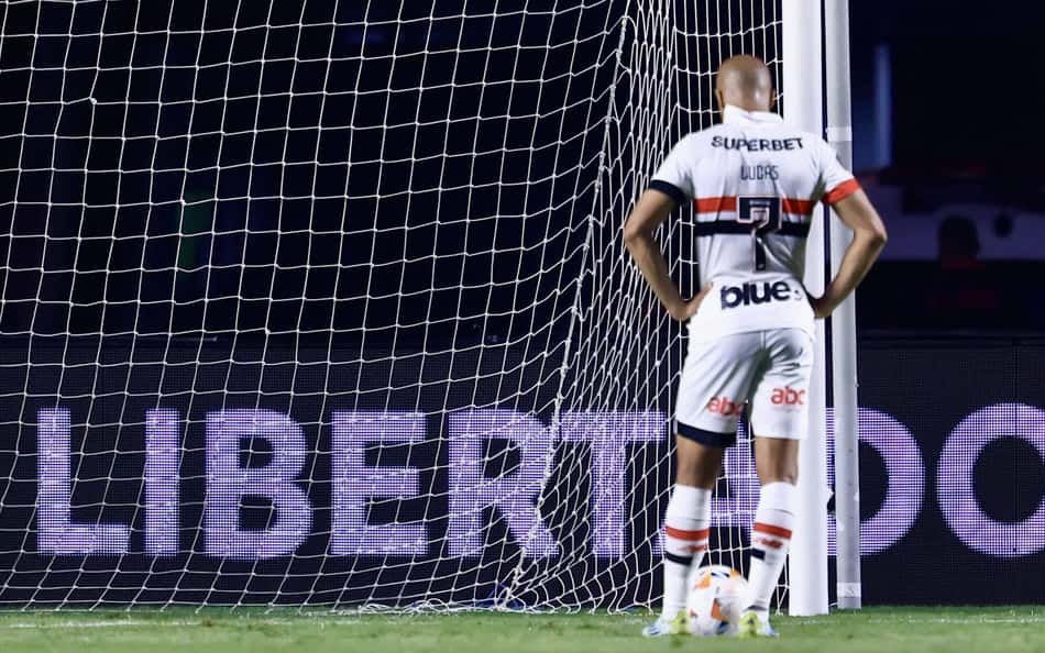 Torcedores vão à loucura com pênalti perdido por Lucas Moura em São Paulo x Botafogo: 'Pipocada'