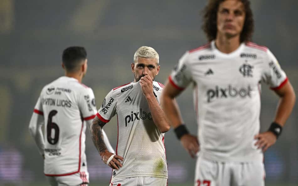 Arrascaeta-e-David-Luiz-lamentando-eliminacao-do-Flamengo-na-Libertadores-contra-o-Penarol-scaled-aspect-ratio-512-320
