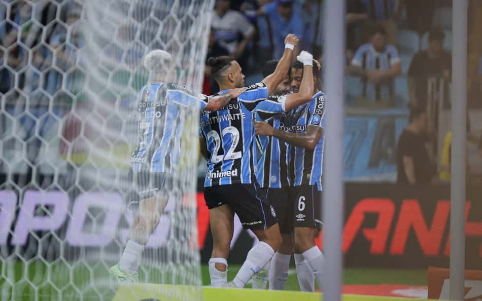 Flamengo vacila, tem jogador expulso e perde para o Grêmio em Porto Alegre